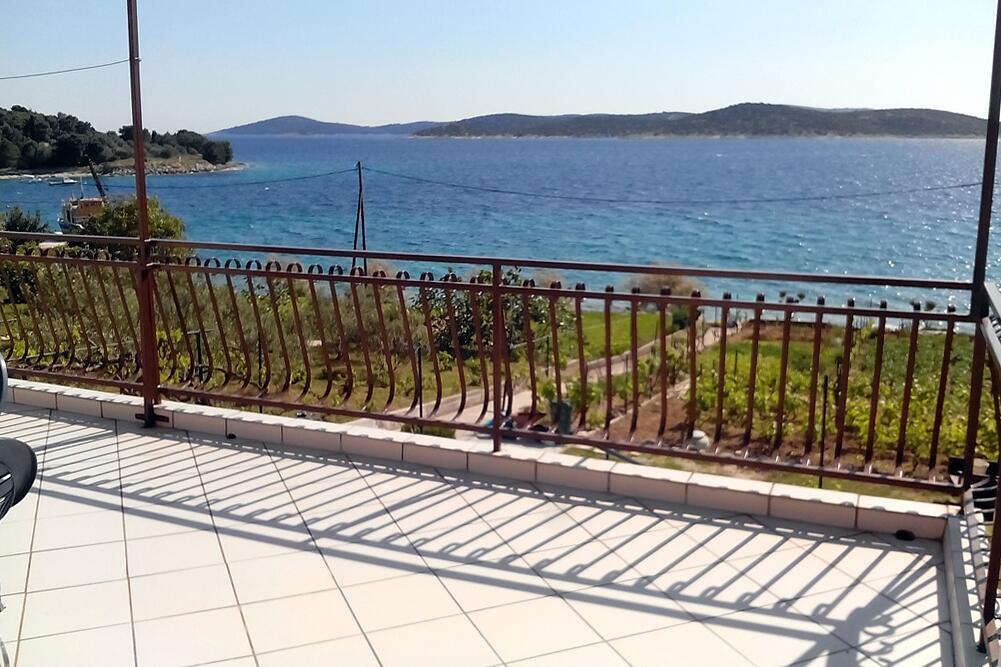 Apartments by the sea Šepurine, Prvić - 4238