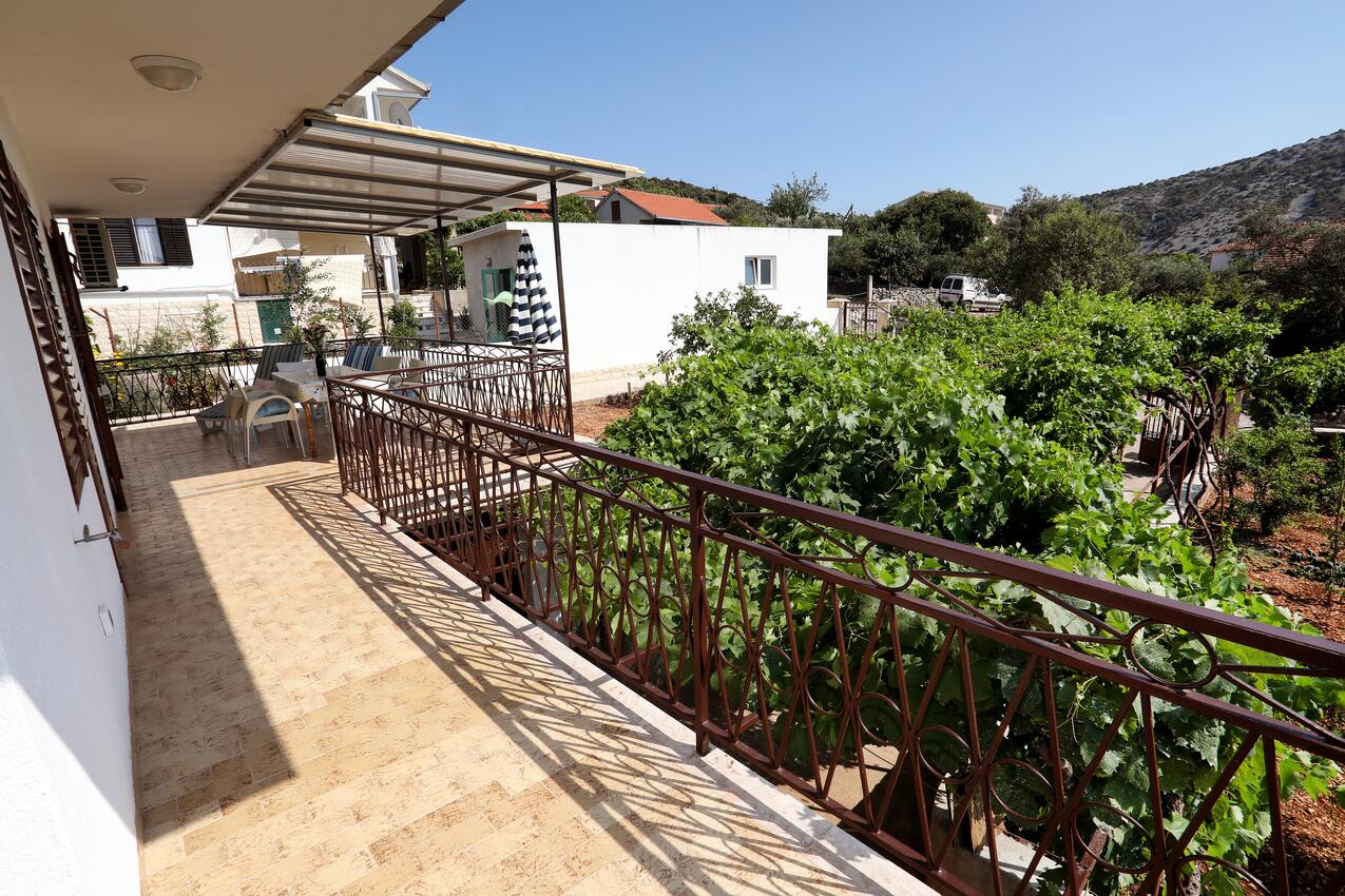 A-4276-a - Alloggi privati - Appartamenti con parcheggio Vinisce, Traù - Trogir
