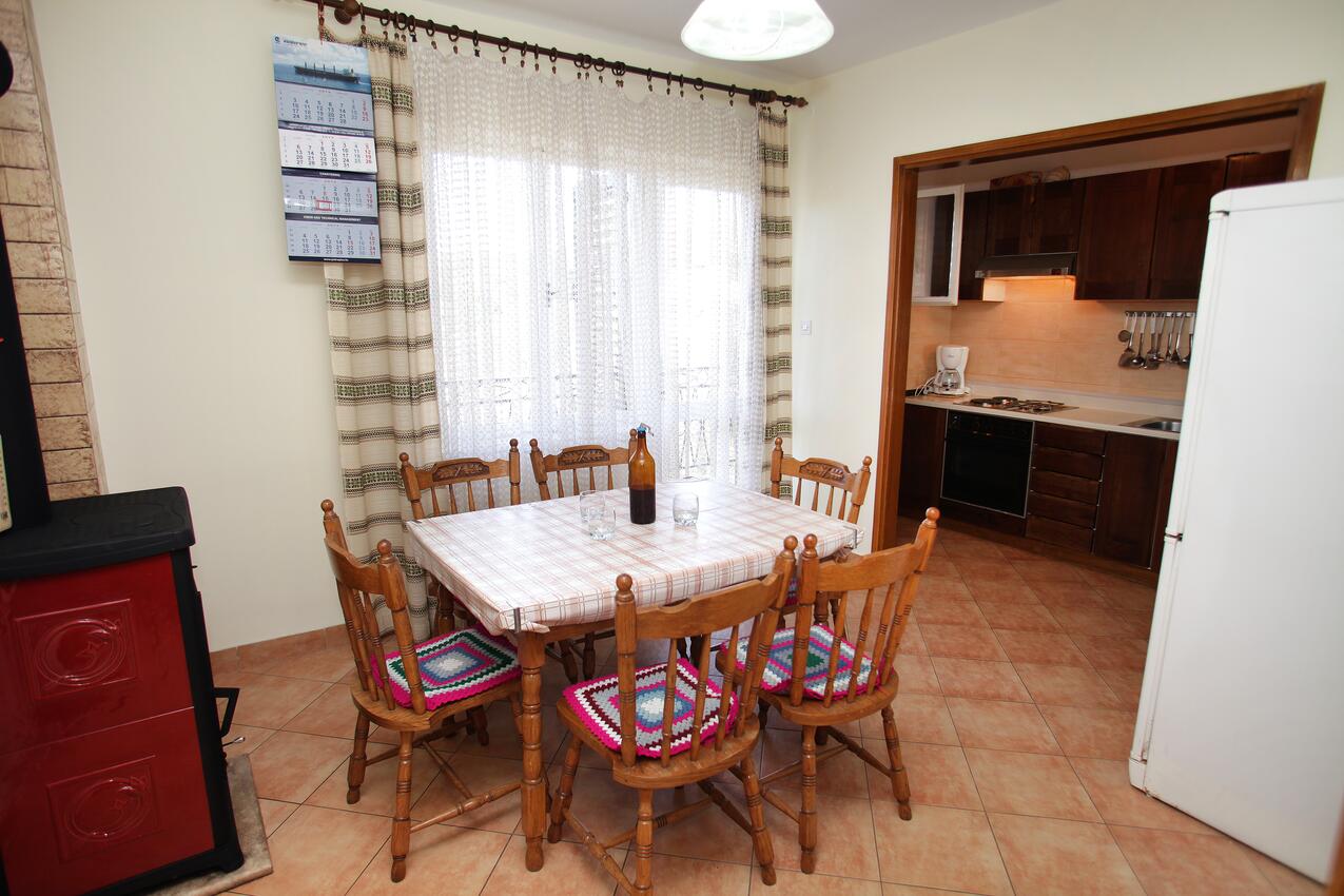 A-4276-a - Alloggi privati - Appartamenti con parcheggio Vinisce, Traù - Trogir