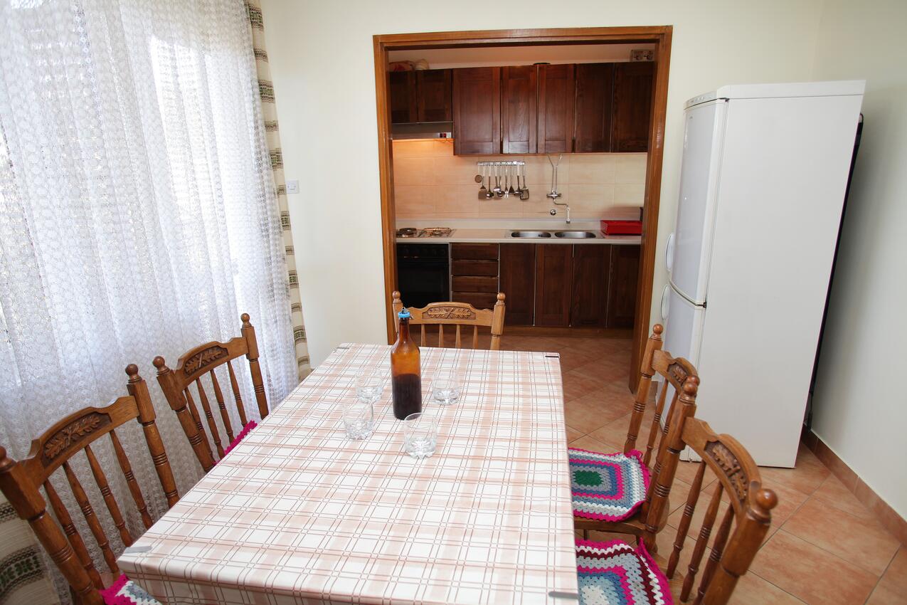 A-4276-a - Alloggi privati - Appartamenti con parcheggio Vinisce, Traù - Trogir
