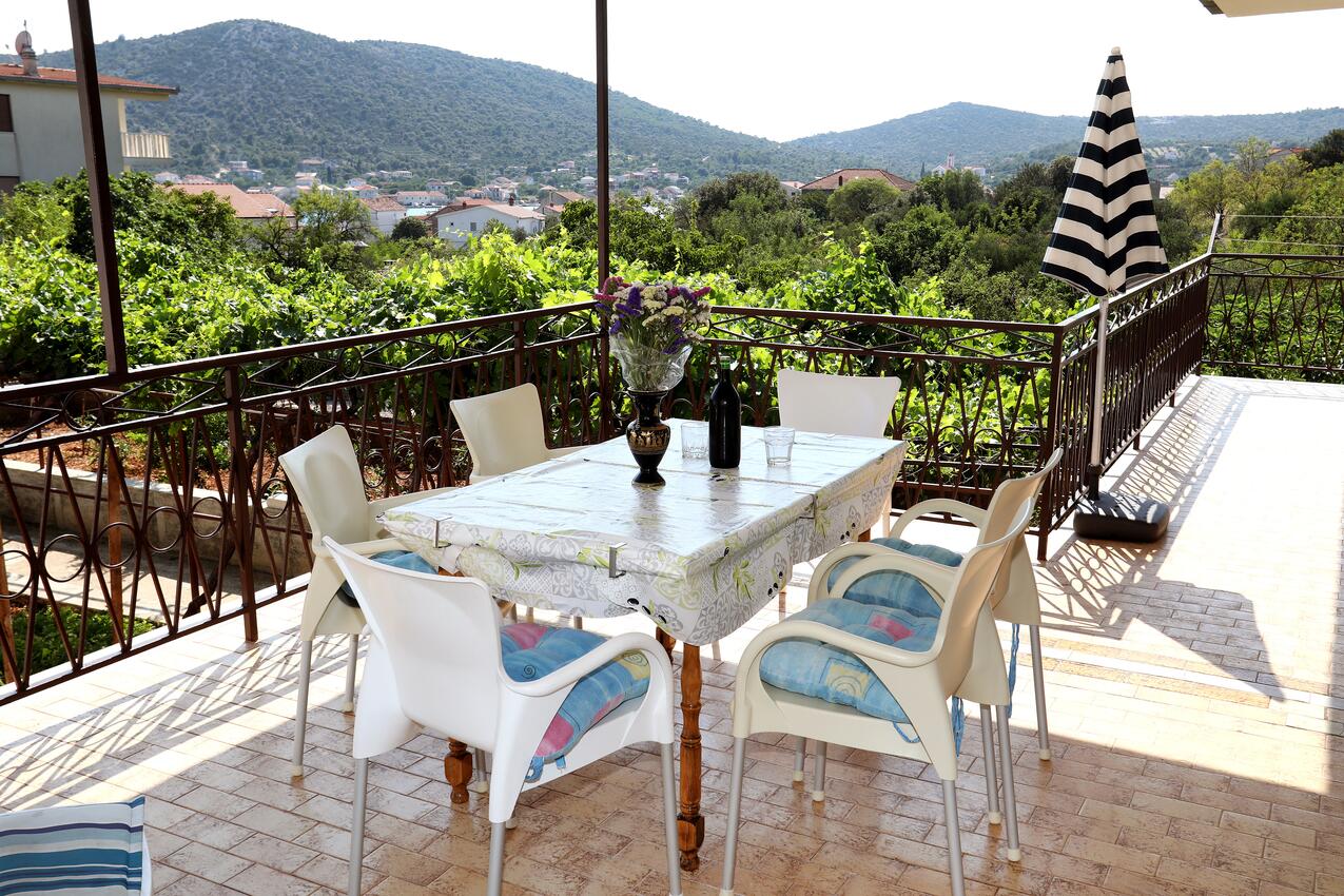 A-4276-a - Alloggi privati - Appartamenti con parcheggio Vinisce, Traù - Trogir