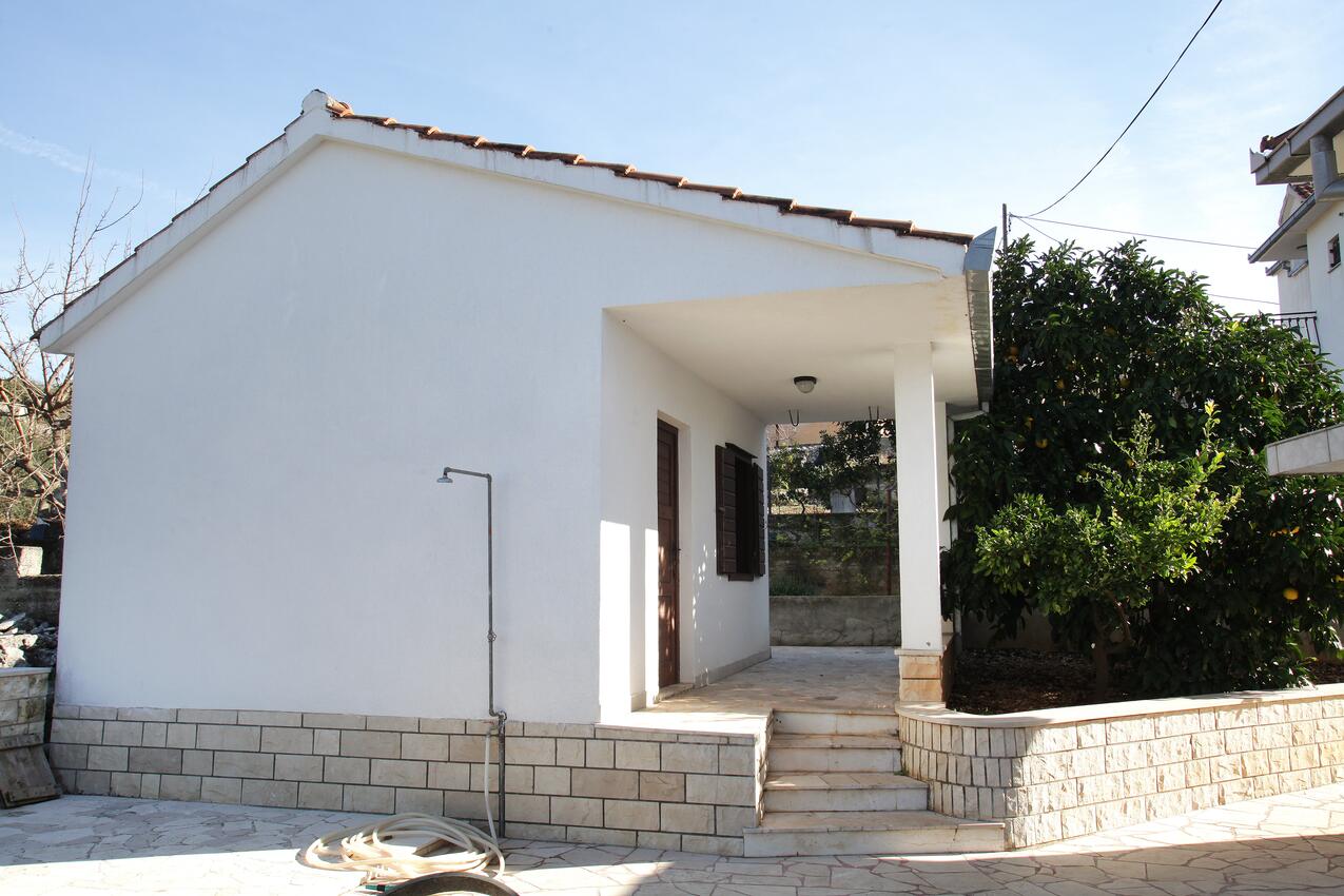 Giardino - Appartamenti con parcheggio Vinisce, Traù - Trogir