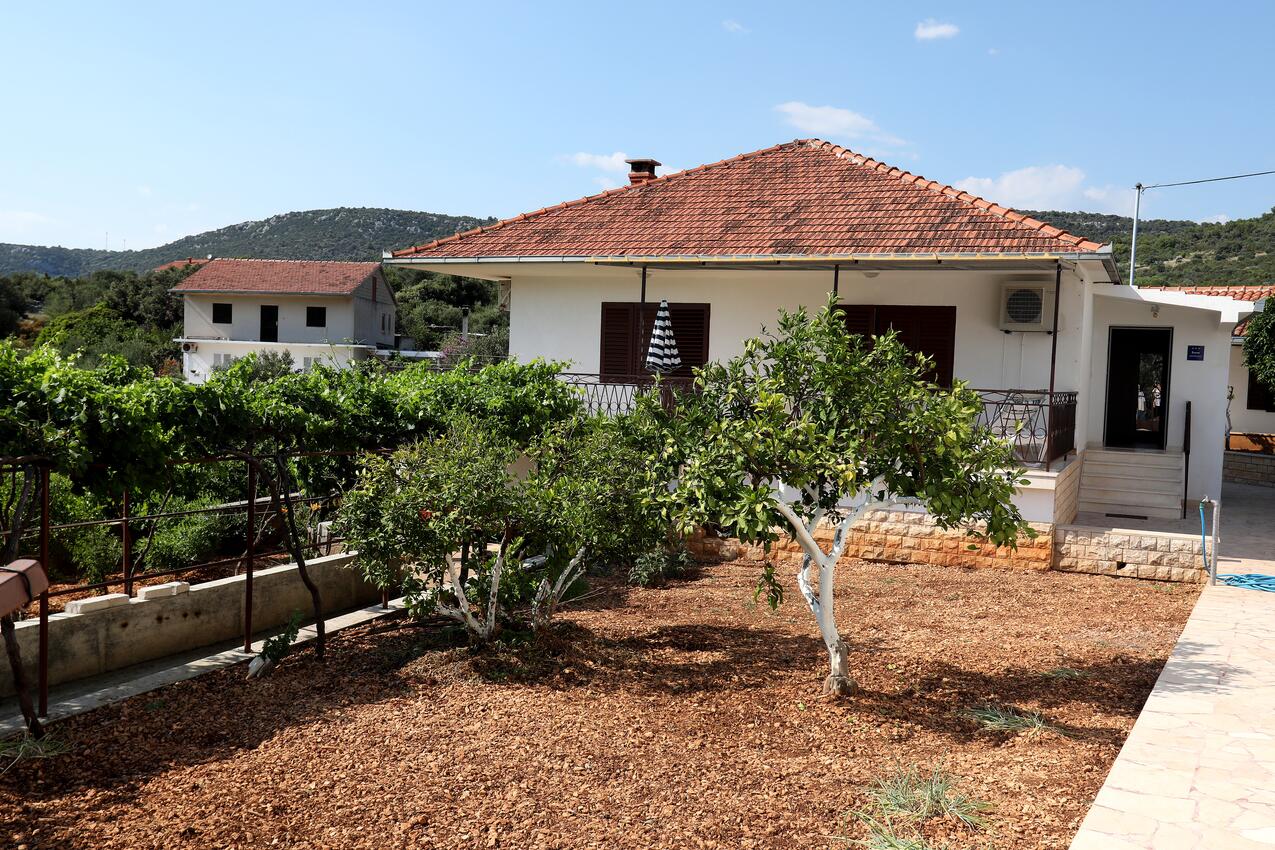 Alloggio - Appartamenti con parcheggio Vinisce, Traù - Trogir
