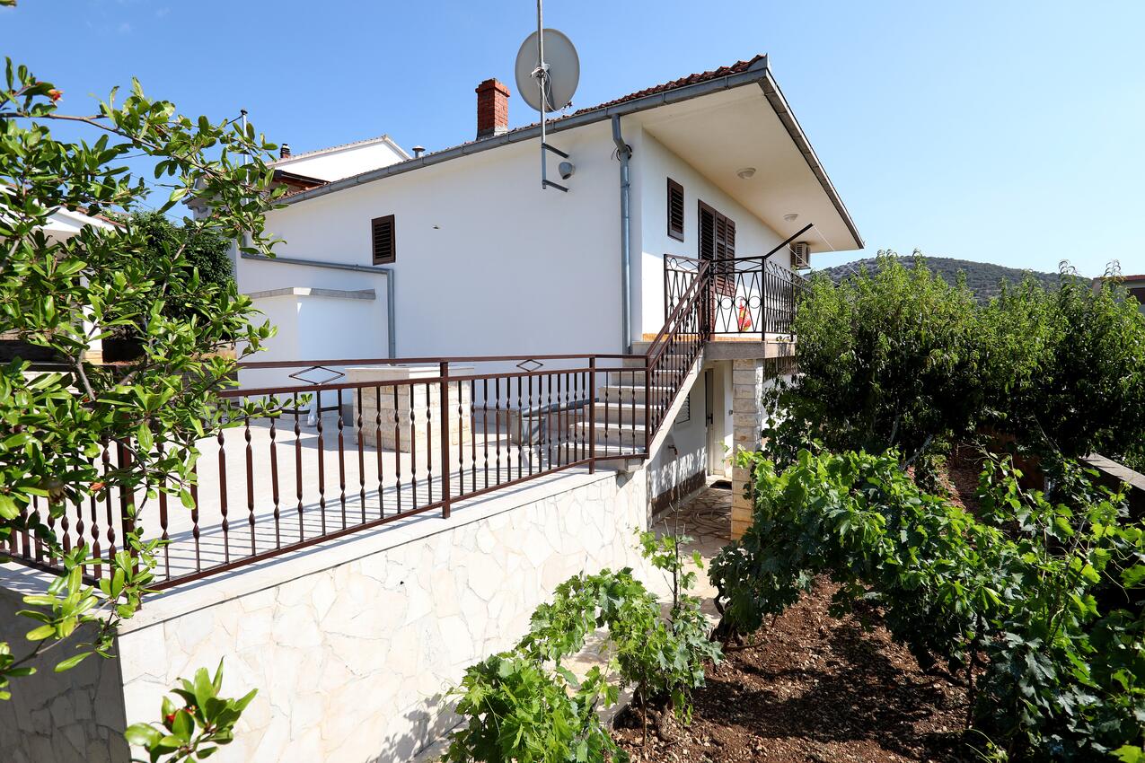 Alloggio - Appartamenti con parcheggio Vinisce, Traù - Trogir