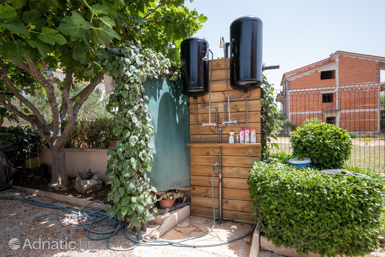 Giardino - Appartamenti e camere con parcheggio Zaravecchia - Biograd na Moru, Biograd