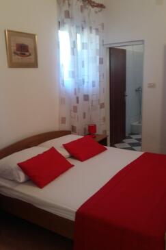 Apartments by the sea Arbanija, Čiovo - 4320