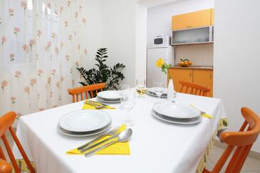 Apartments by the sea Podgora, Makarska - 4332