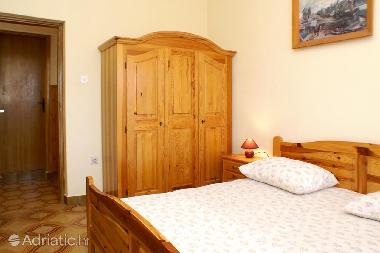 A-4453-b - Private accommodation - Apartments with a parking space Zavalatica, Korčula