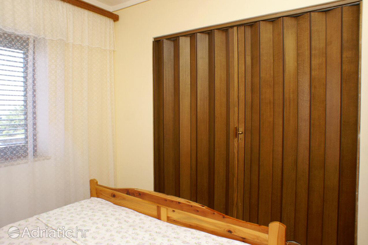 A-4453-b - Private accommodation - Apartments with a parking space Zavalatica, Korčula