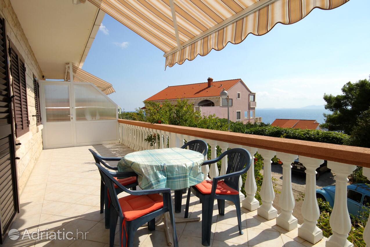 A-4453-b - Private accommodation - Apartments with a parking space Zavalatica, Korčula