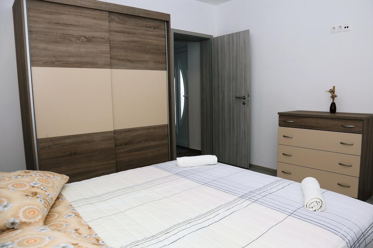 A-4459-b - Private accommodation - Apartments with a parking space Zavalatica, Korčula