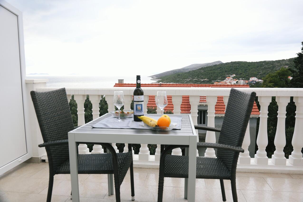 A-4459-b - Private accommodation - Apartments with a parking space Zavalatica, Korčula