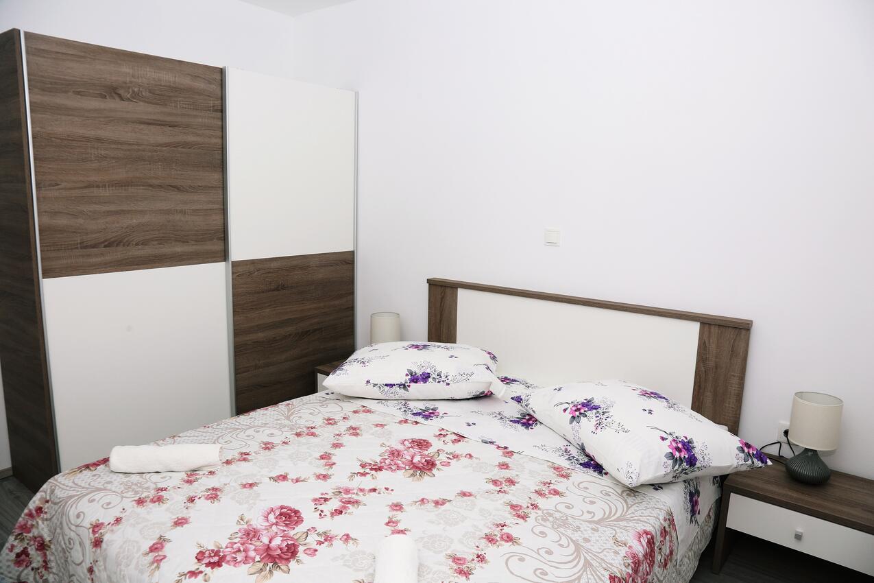 A-4459-c - Private accommodation - Apartments with a parking space Zavalatica, Korčula