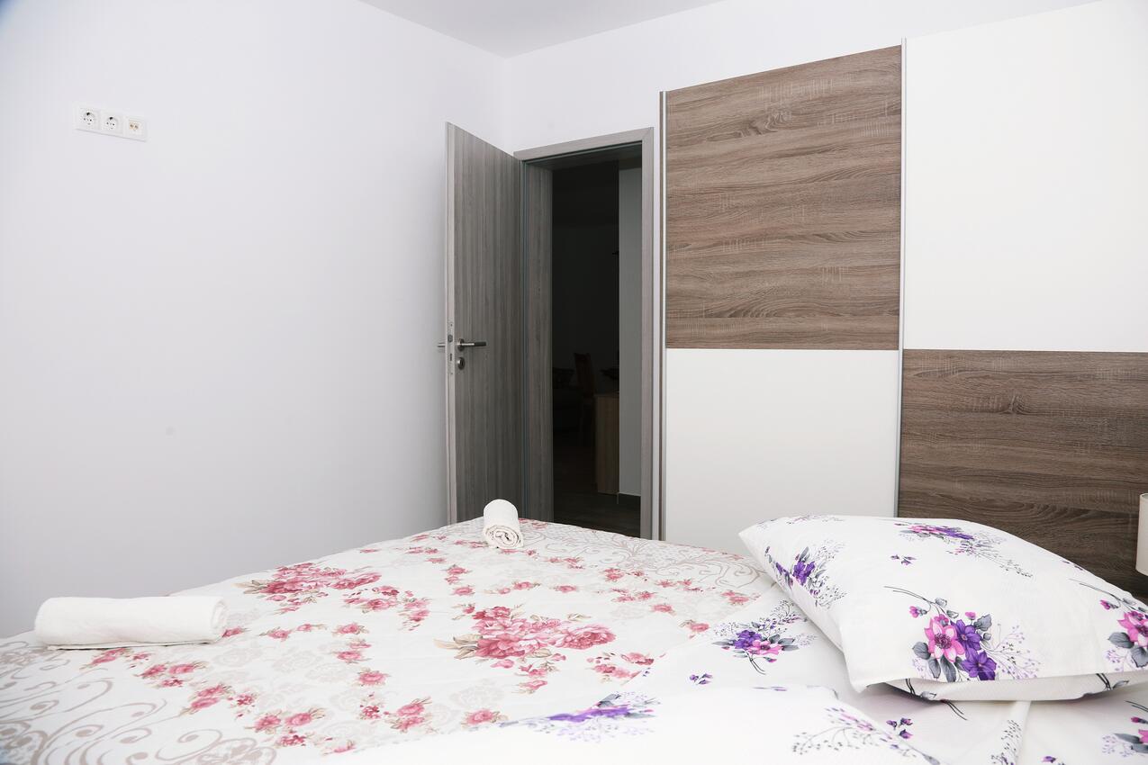 A-4459-c - Private accommodation - Apartments with a parking space Zavalatica, Korčula