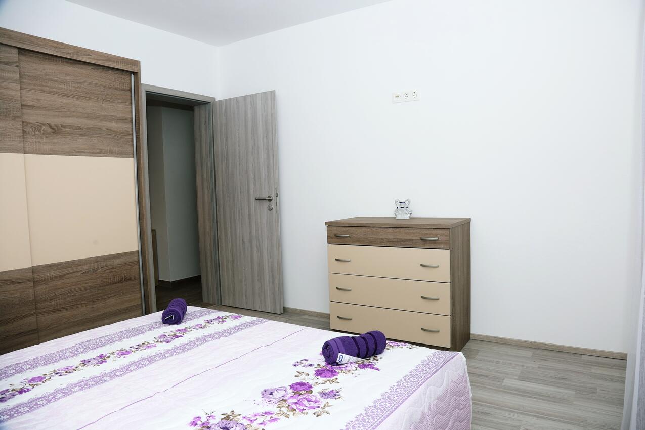 A-4459-c - Private accommodation - Apartments with a parking space Zavalatica, Korčula