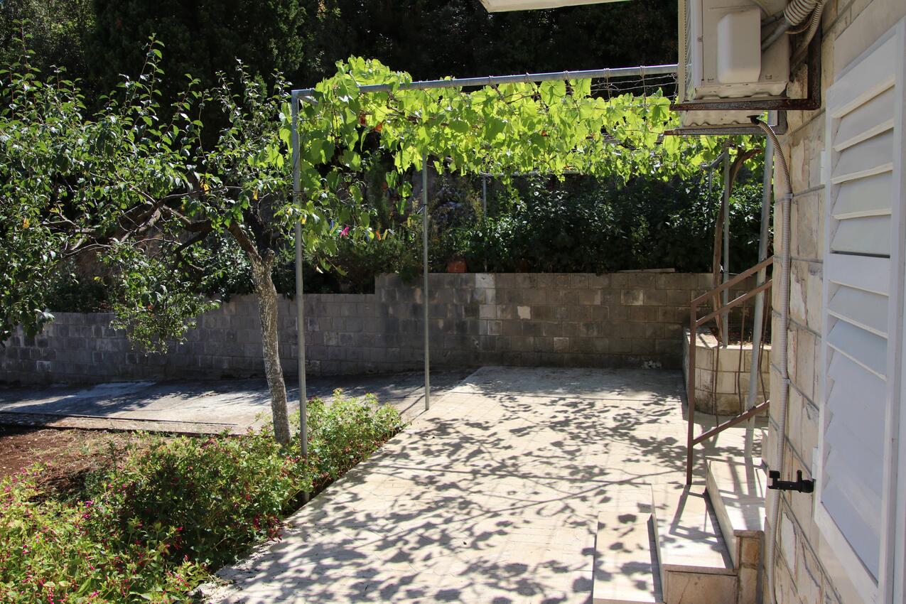 Courtyard - Apartments by the sea Cove Velika Prapratna, Pelješac