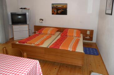 Apartments with parking space Jelsa, Hvar - 4589