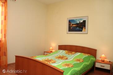 Ferienwohnungen mit Pool für Familien Jelsa, Hvar - 4608