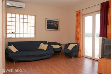 Ferienwohnungen mit Pool für Familien Jelsa, Hvar - 4608