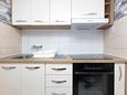 Grebaštica, Kitchen in the apartment, (pet friendly) and WiFi.