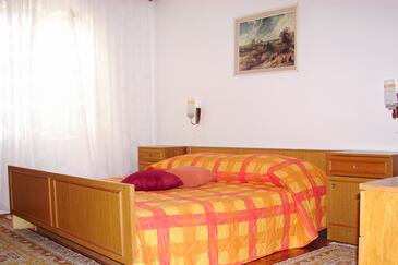 Apartments with parking space Hvar - 4611