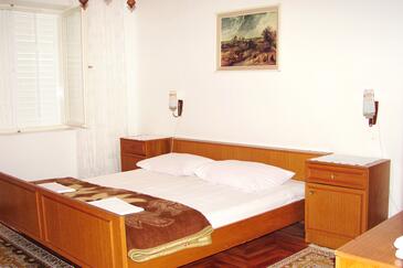 Apartments with parking space Hvar - 4611