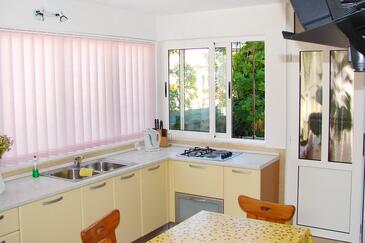 Apartments with parking space Hvar - 4611
