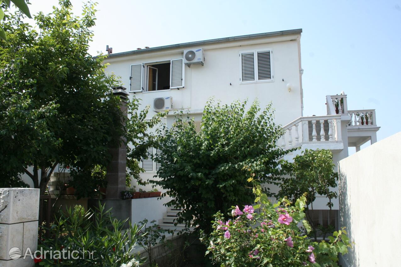 Apartments with parking space Hvar - 4611