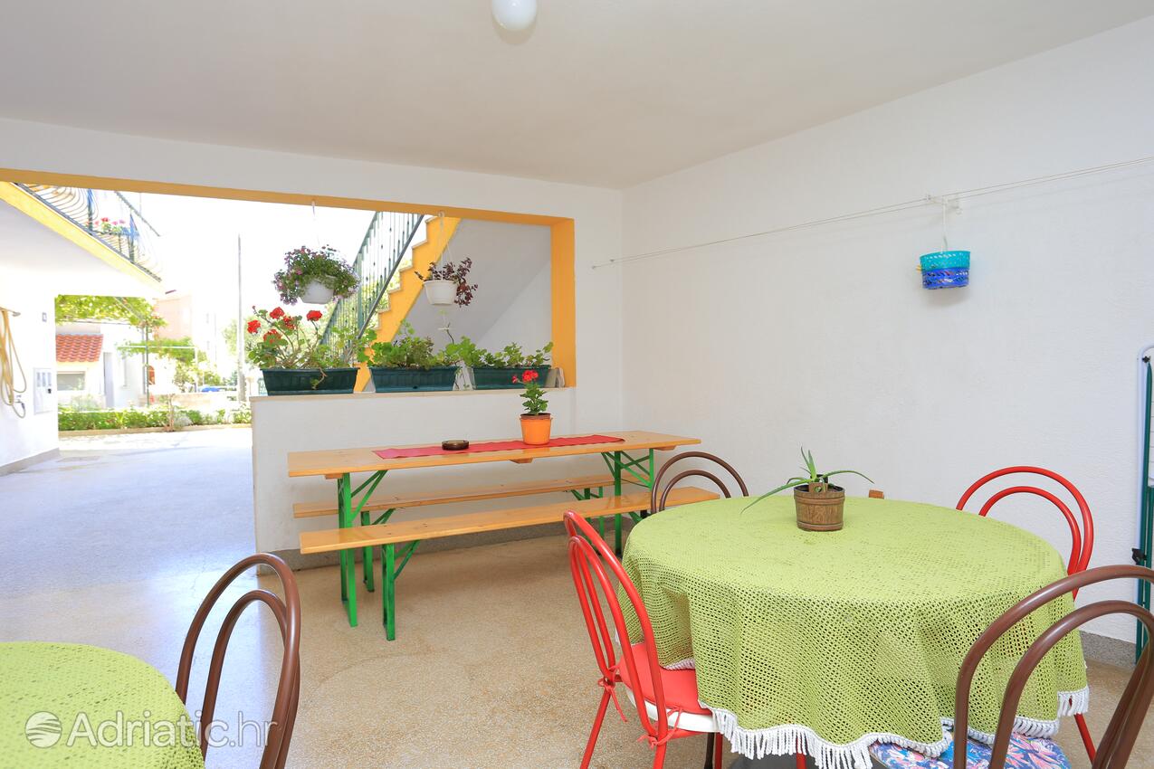 Ferienwohnungen mit Parkplatz Nemira, Omis - 4652