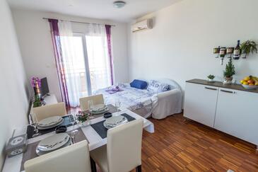 Mastrinka, Living room in the apartment, air condition available and WiFi.