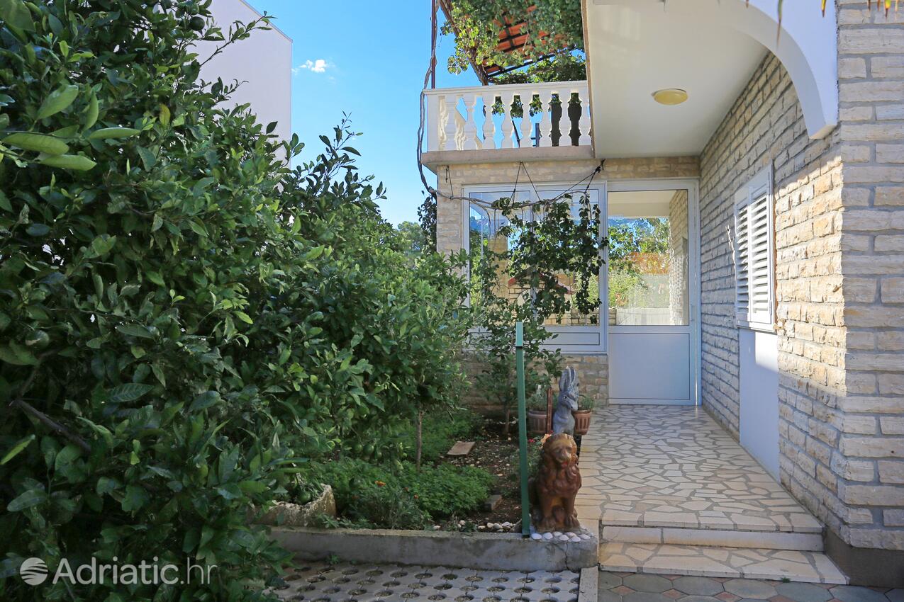Courtyard - Apartments by the sea Grebaštica, Šibenik