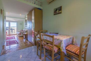 Selce, Dining room in the studio-apartment, air condition available and WiFi.