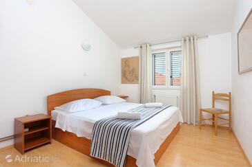 Apartments and rooms with parking space Trogir - 4814