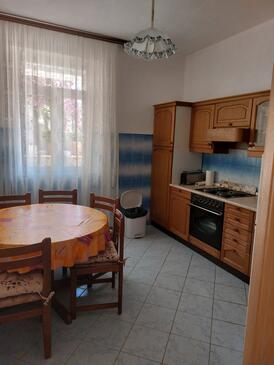 Trogir, Comedor en alojamiento de tipo apartment, WiFi.
