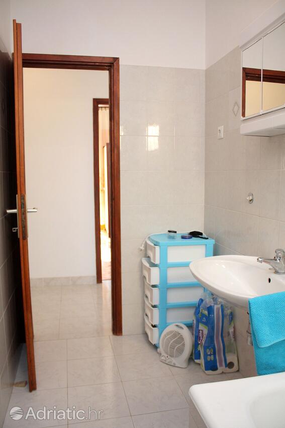 A-4819-a - Private accommodation - Apartments with a parking space Lokva Rogoznica, Omiš