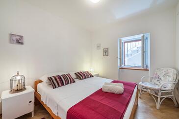 Apartments by the sea Primošten - 4824