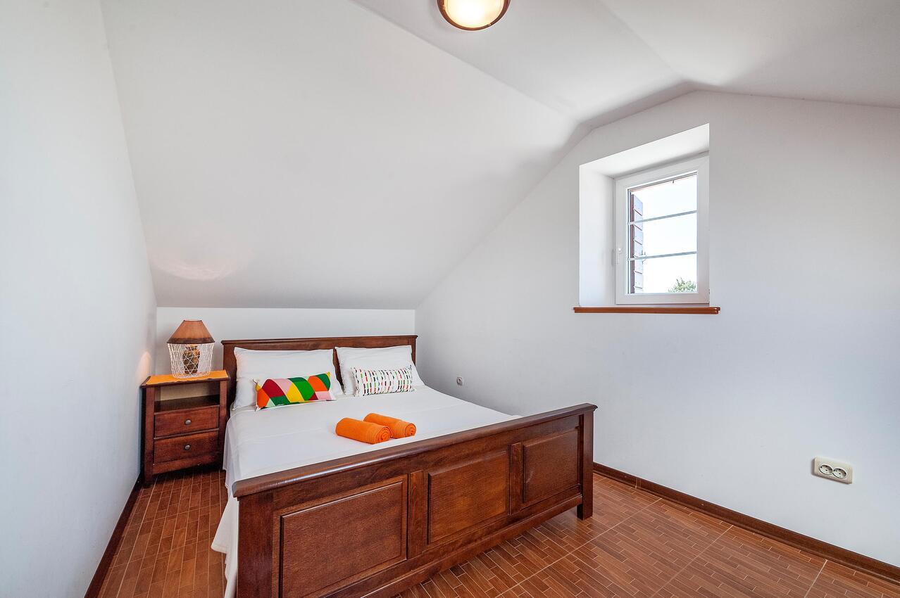 Apartments by the sea Primošten - 4824