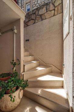 Apartments by the sea Primošten - 4824