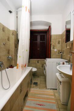 Apartments with terrace Omiš, Central Dalmatia