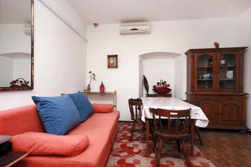 Apartments with terrace Omiš, Central Dalmatia