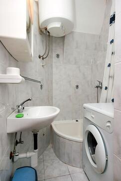 Apartments with terrace Omiš, Central Dalmatia