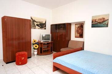 Apartments with terrace Omiš, Central Dalmatia