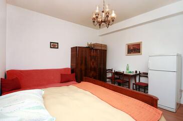 Apartments with terrace Omiš, Central Dalmatia