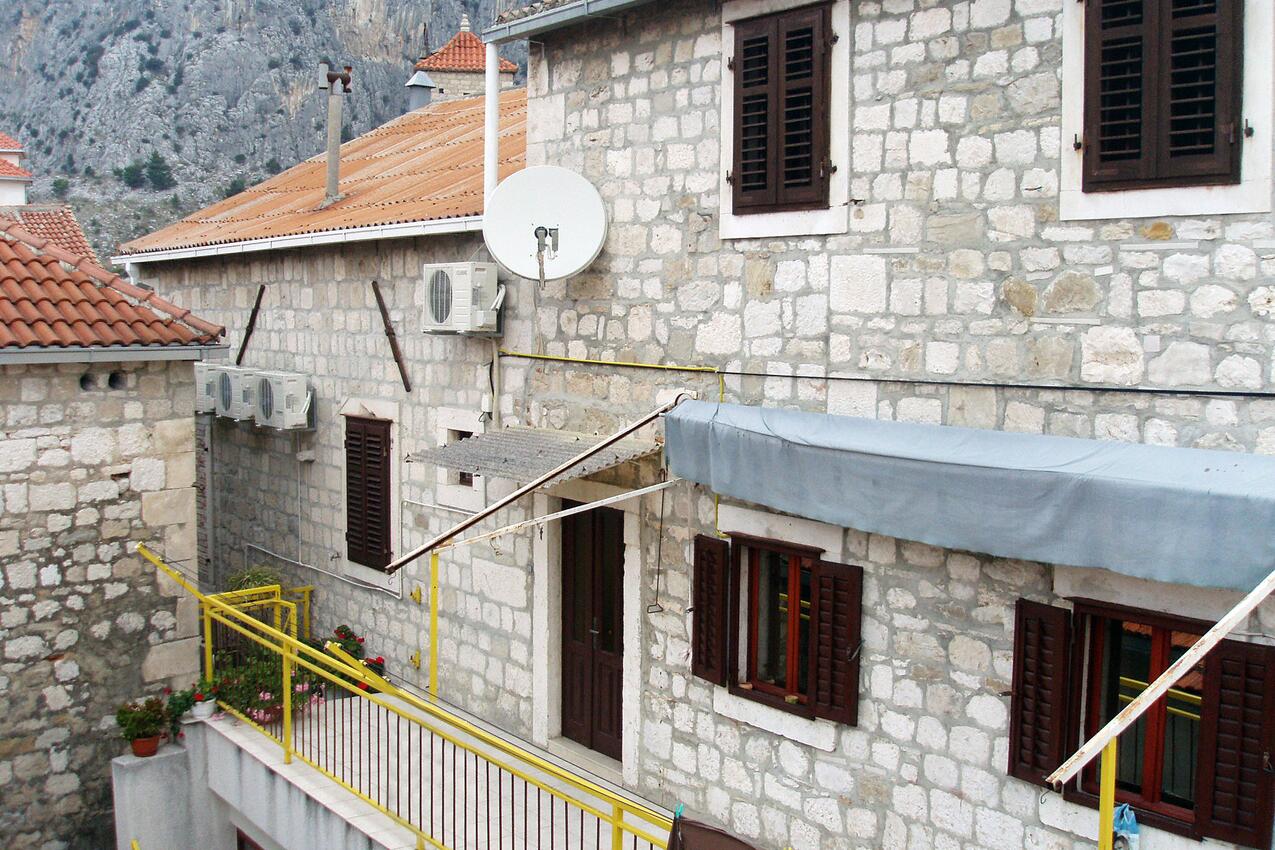 Apartments with terrace Omiš, Central Dalmatia