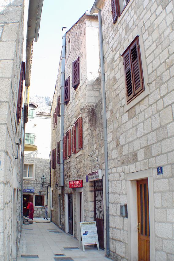 Apartments with terrace Omiš, Central Dalmatia