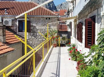 Apartments with terrace Omiš, Central Dalmatia