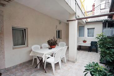 Apartments with terrace Omiš, Central Dalmatia