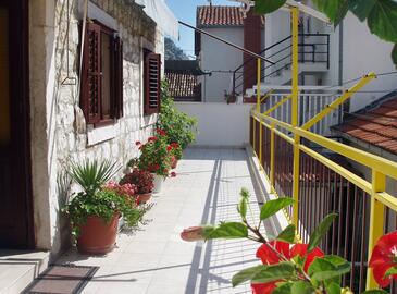 Apartments with terrace Omiš, Central Dalmatia