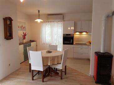 Apartamentos con piscina adecuados para familias con niños Barbat, Rab - 4951