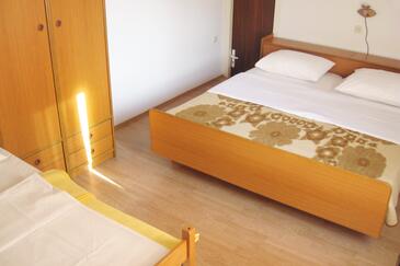 Apartmaji z bazenom za družine z otroci Barbat, Rab - 4951